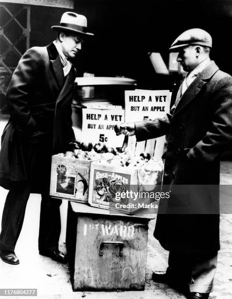 Selling apples. Great depression. Usa. 1933.