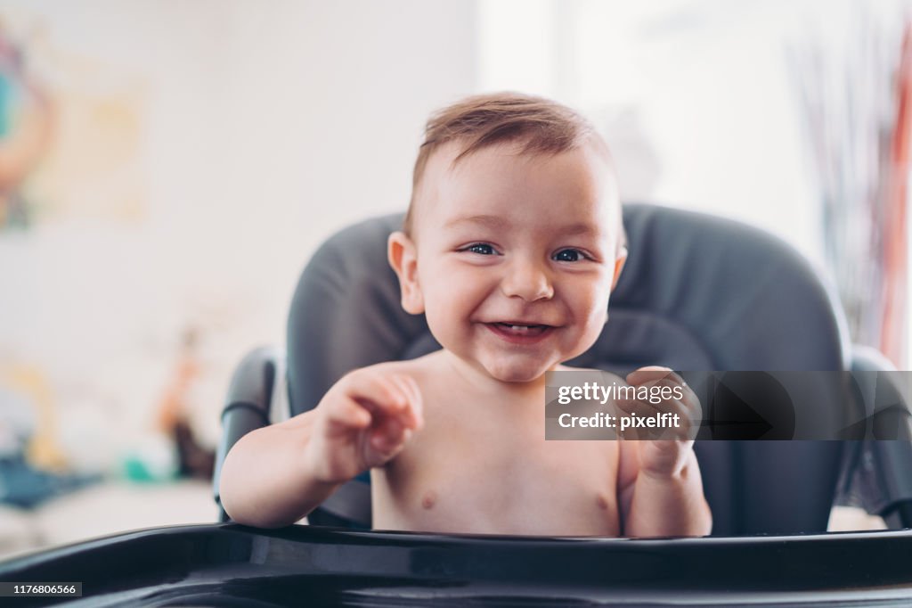 Bambino sorridente in cucina