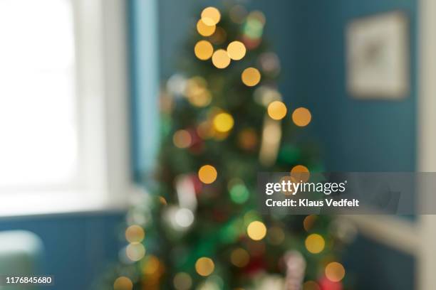 defocused image of illuminated christmas tree - foco difuso fotografías e imágenes de stock