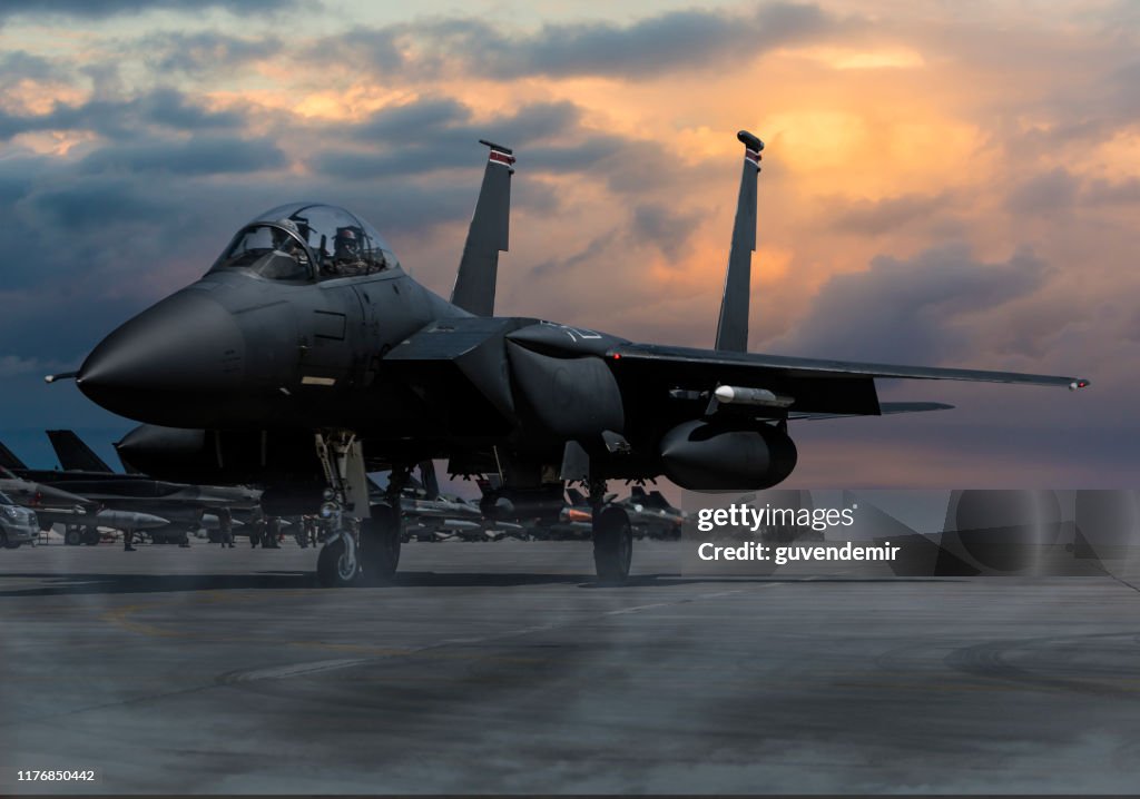 F-15 Eagle Kampfflugzeug bei Sonnenuntergang