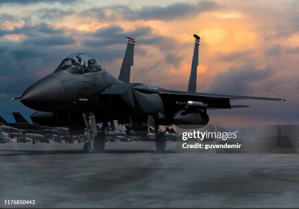 f-15 eagle fighter plane bij zonsondergang - militair vliegtuig stockfoto's en -beelden