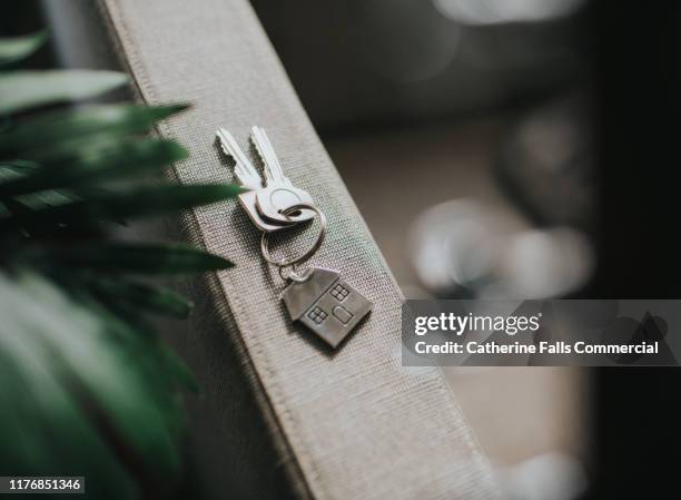 house keys - hausschlüssel stock-fotos und bilder