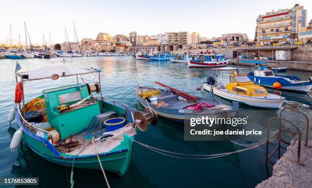 boats and harbour, heraklion, crete, greece - herakleion stockfoto's en -beelden
