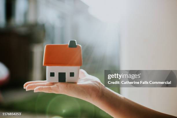 hand holding house - mortgage loan photos et images de collection