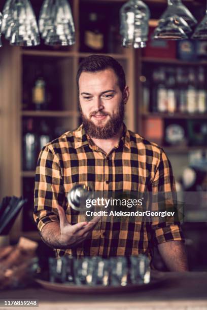 männlicher bartender zeigt seine fähigkeiten - barman tequila stock-fotos und bilder