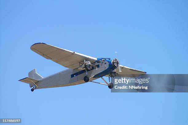 old passagier flugzeug ford dreimotor-flugzeug in den blauen himmel - 1920 1929 stock-fotos und bilder