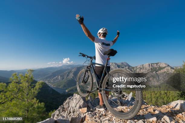 mountain biker riding on a rocky hillside - bike winning imagens e fotografias de stock