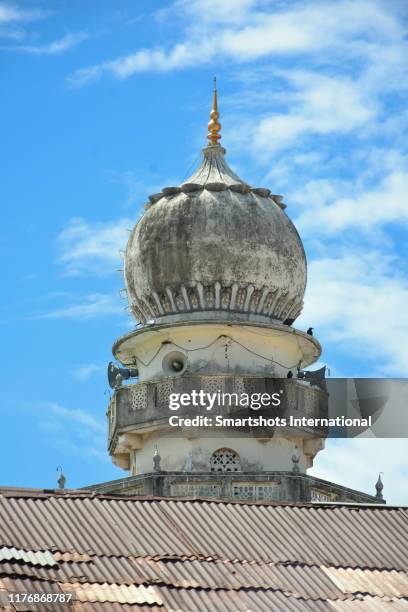 minaret and dome of the indian mosque of mombasa, kenya - mombasa stock-fotos und bilder