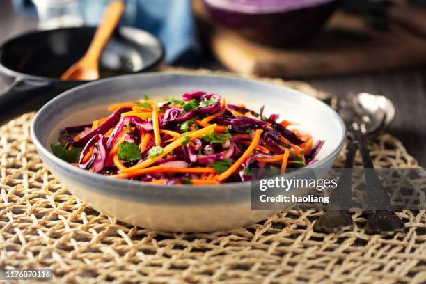 vegane würzige coleslaw - rotkohl stock-fotos und bilder