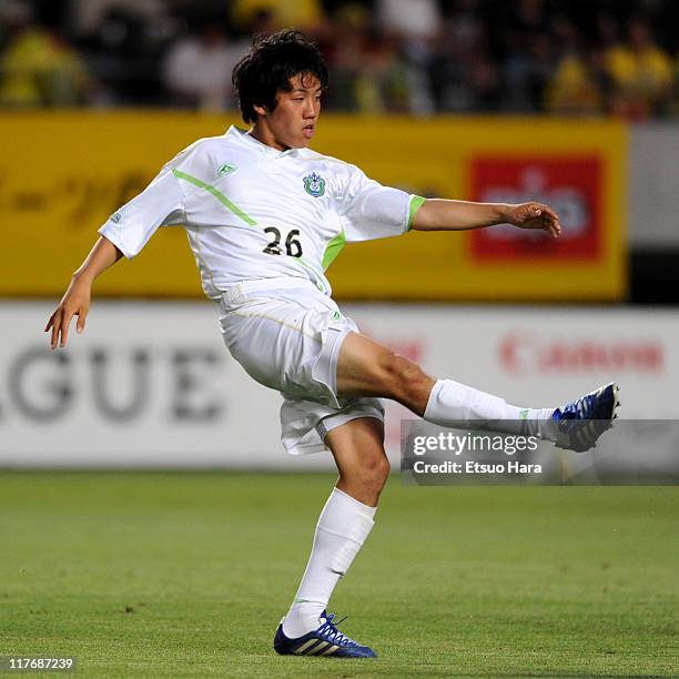 Wataru Endo of Shonan Bellmare in action during the J.League second division match between JEF United Chiba and Shonan Bellmare at Fukuda Denshi...