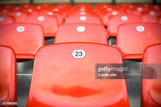 leeren stadion sitzplätze vor einem spiel - bleachers stock-fotos und bilder