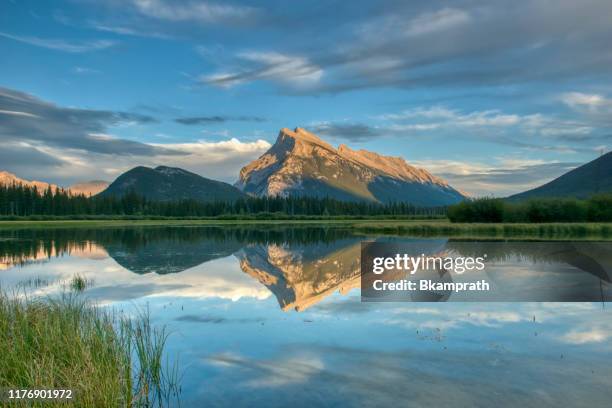 wunderschöne landschaft der vermillion lakes bei sonnenuntergang im banff nationalpark, alberta, kanada - banff stock-fotos und bilder