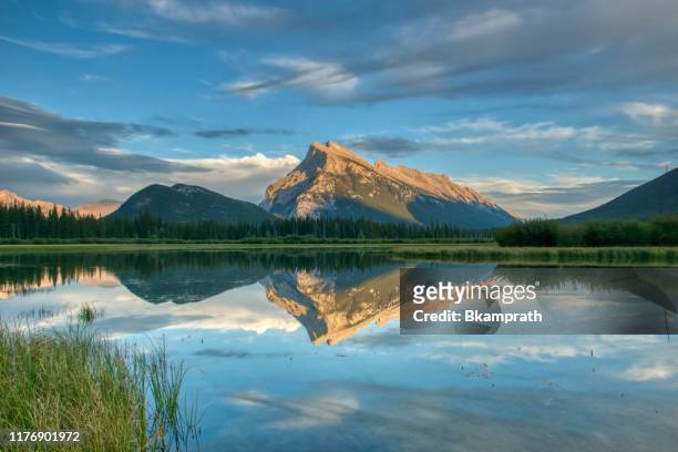 splendido scenario dei laghi vermillion al tramonto nel banff national park, alberta, canada - parco nazionale di banff foto e immagini stock