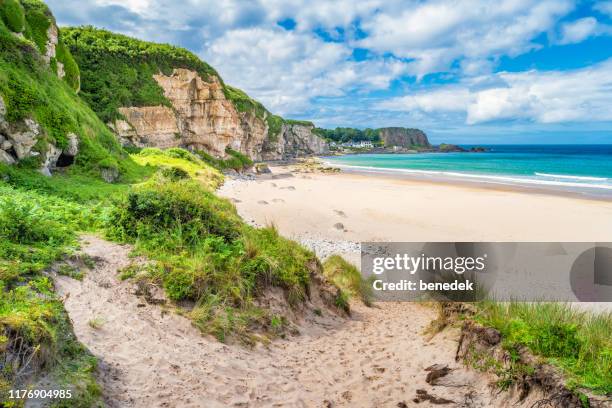 whitepark bay beach in der nähe von ballintoy northern ireland uk causeway coast - verwaltungsbezirk county antrim stock-fotos und bilder