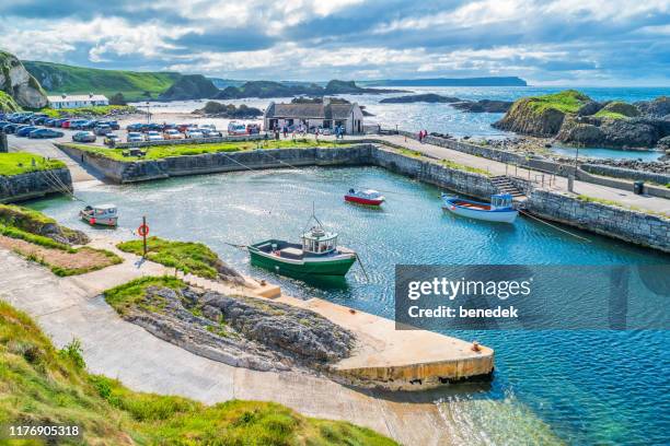 ballintoy harbour irlande du nord royaume-uni - irlande du nord photos et images de collection