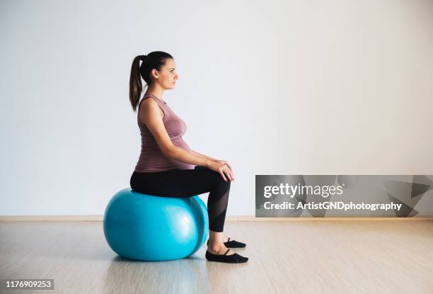 mujeres embarazadas haciendo pilates - yoga ball fotografías e imágenes de stock