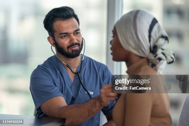 mannelijke arts ontmoeting met vrouwelijke patiënt vechten kanker - lung doctor patient stockfoto's en -beelden