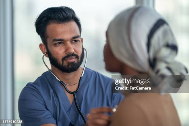 reunión de médicomasculino con pacientes mujeres que luchan contra el cáncer - brave heart fotografías e imágenes de stock