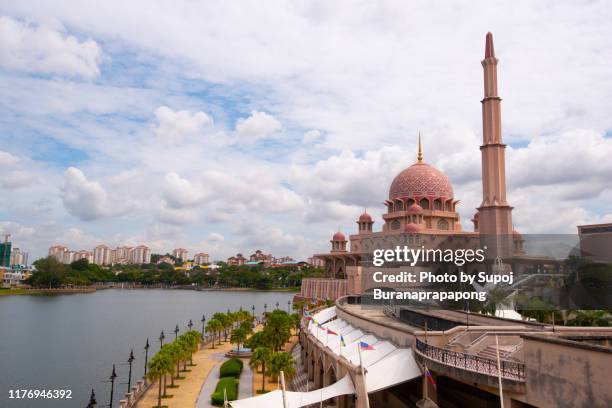 the putra mosque or pink mosque is the principal mosque of putrajaya wilaya, malaysia. located next to the perdana putra, which houses the malaysian prime minister's office and man-made putrajaya lake. - prime minister stock-fotos und bilder