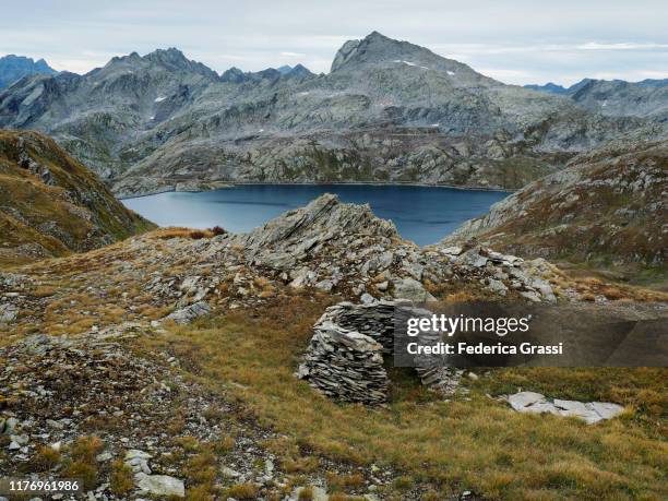 makeshift stone wall made by hikers as a windbreak at alpe naret - makeshift shelter stock pictures, royalty-free photos & images