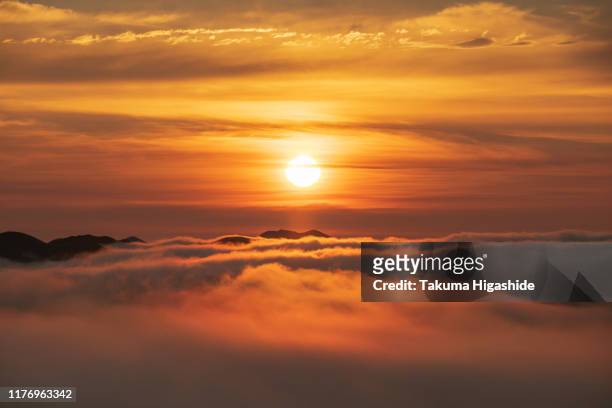 sunrise over the sea of clouds - japan sunrise stock-fotos und bilder