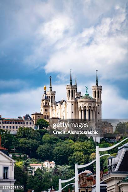 el exterior de la catedral de notre dame, lyon, francia - lyon fotografías e imágenes de stock