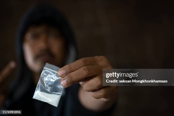 midsection of man holding cocaine - cocaine 個照片及圖片檔
