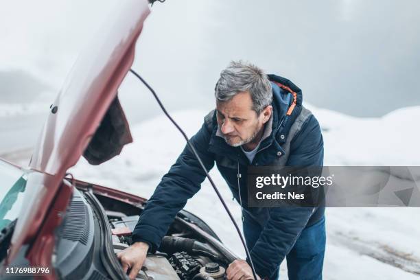 car breakdown on the road - vehicle breakdown stock pictures, royalty-free photos & images