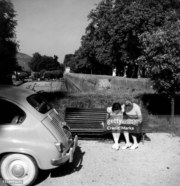 Lucca. Tourists on the bench. 1956.