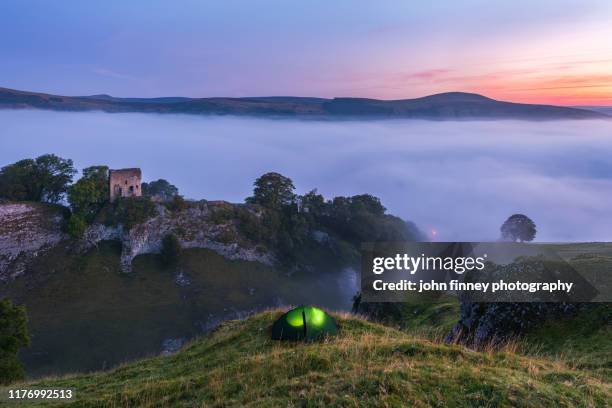 peveril castle from cave dale, foggy sunrise, castleton, english peak district. uk - peveril castle - fotografias e filmes do acervo