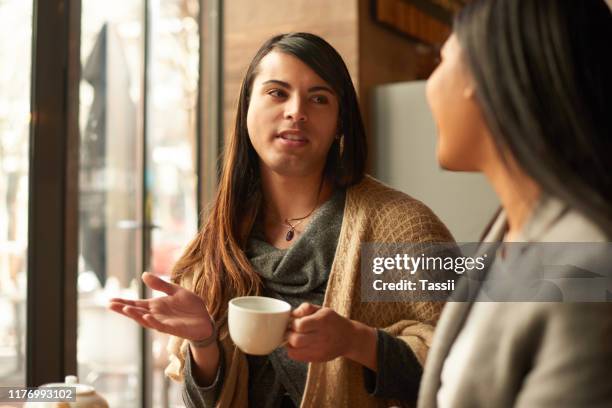 nobody listens like a friend - friends talking cafe stock pictures, royalty-free photos & images