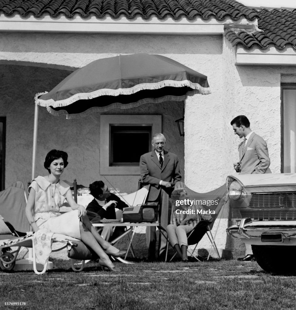 Family in the garden. fiat 1800. 1959