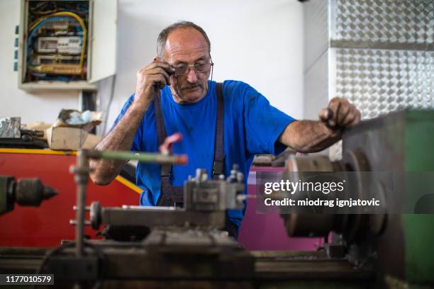 Cnc Grinding Machine Photos and Premium High Res Pictures - Getty Images