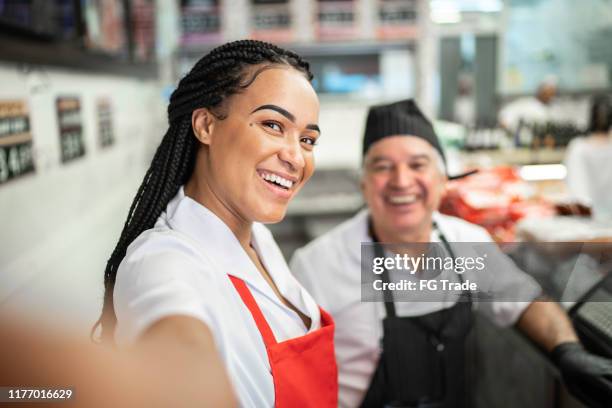 metzger machen ein selfie zusammen in einer metzgerei - butcher portrait stock-fotos und bilder