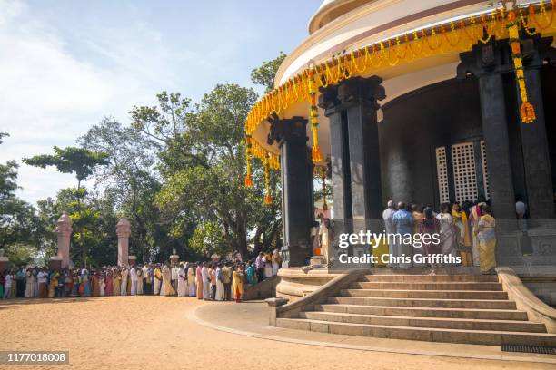 puja prayer offering for sree narayana guru at the sivagiri mutt - sivagiri stockfoto's en -beelden