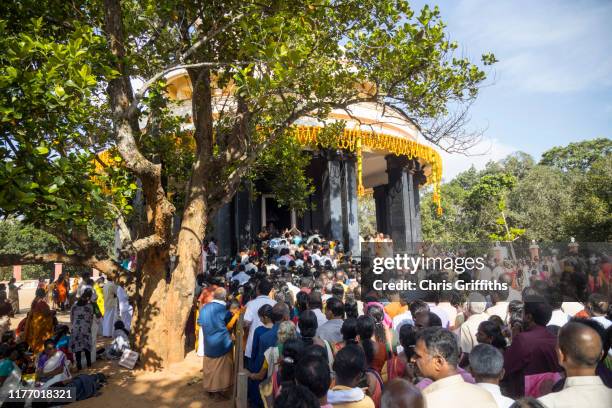 puja prayer offering for sree narayana guru at the sivagiri mutt - sivagiri stockfoto's en -beelden