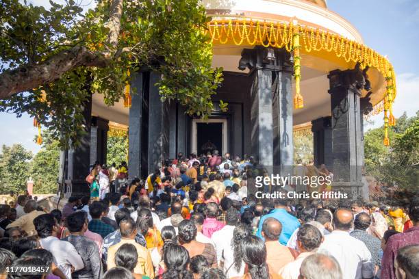 puja prayer offering for sree narayana guru at the sivagiri mutt - sivagiri stockfoto's en -beelden