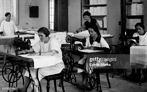 Italy. Milan. Mending room and ironing of the farm of crescenzago. 1910-20.