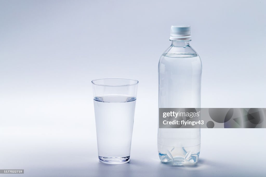 Wasserflaschen und Glaswasser