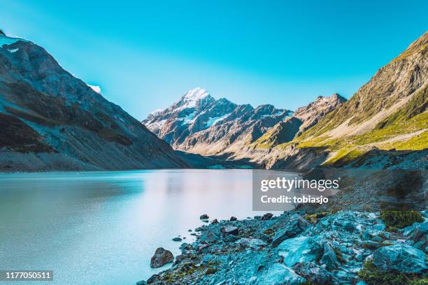 hooker lake at mount cook national park - new zealand southern alps stock pictures, royalty-free photos & images