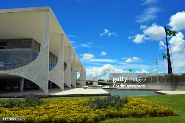 planalto palace, mit den präsidialämtern, brasilia, federal district, brasilien - präsidentenpalast stock-fotos und bilder