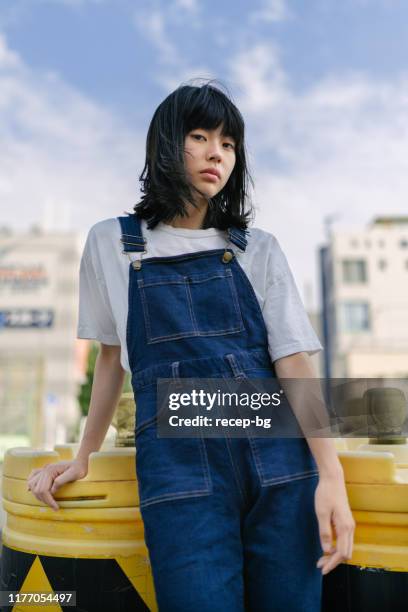 retrato da mulher natural nova da beleza sem a maquiagem - macacões - fotografias e filmes do acervo