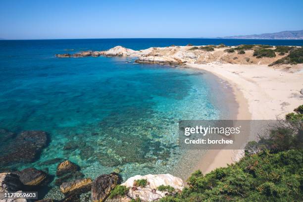 idyllisch afgelegen strand in naxos - naxos stockfoto's en -beelden