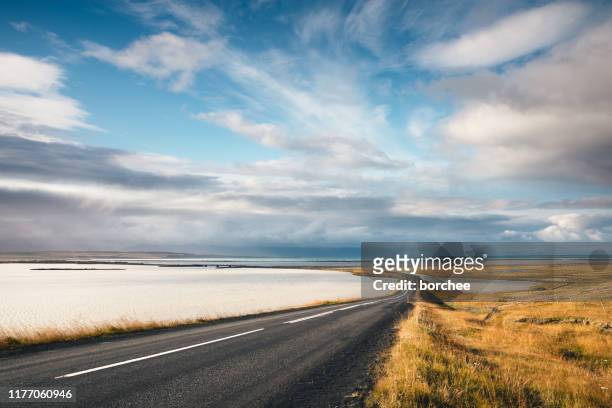 アイスランドの絵のように美しい道 - 壮大な景観 ストックフォトと画像