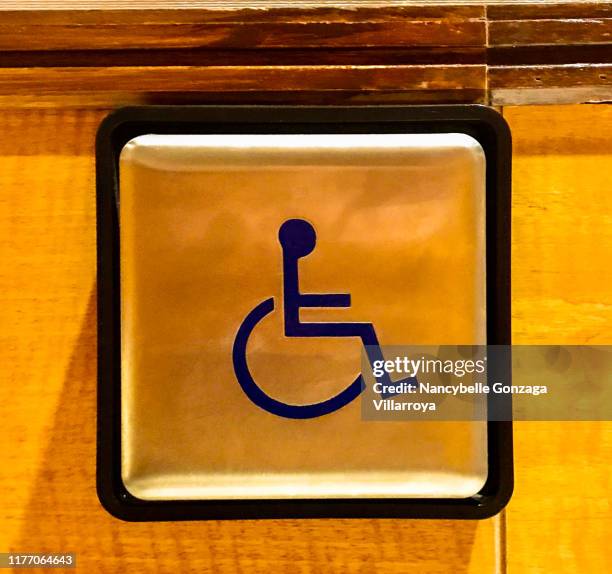 Handicap Rectangular Button Handicap Push Button Fotografías e imágenes de stock - Getty Images