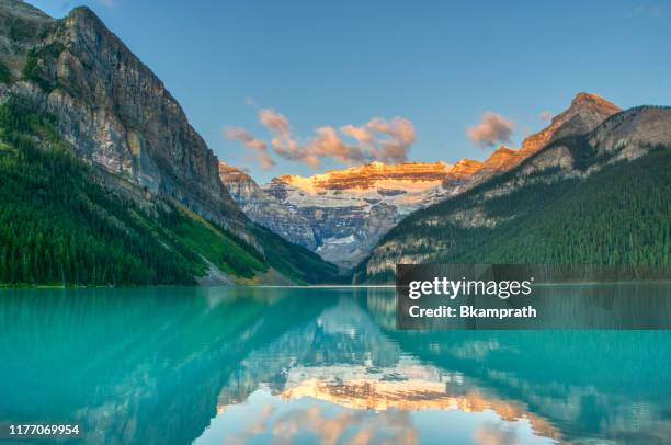 atemberaubend schöne landschaft des lake louis im banff nationalpark, alberta, kanada - alberta stock-fotos und bilder