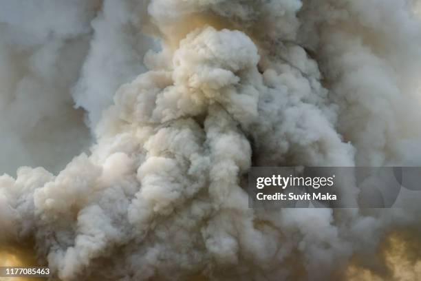 awesome dark and dense smoke from a a big fire. - smog sky stock pictures, royalty-free photos & images