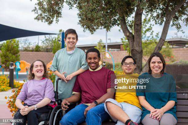 een groep gehandicapte personen - syndroom van down stockfoto's en -beelden