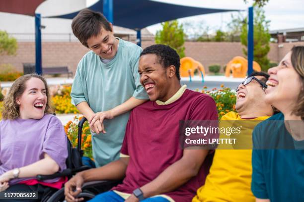 een groep gehandicapte personen - neurologische aandoening stockfoto's en -beelden
