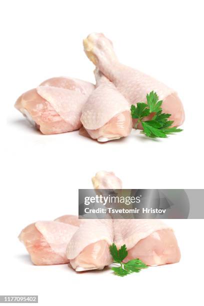 raw chicken legs isolated on a white background - hühnchenunterschenkel stock-fotos und bilder